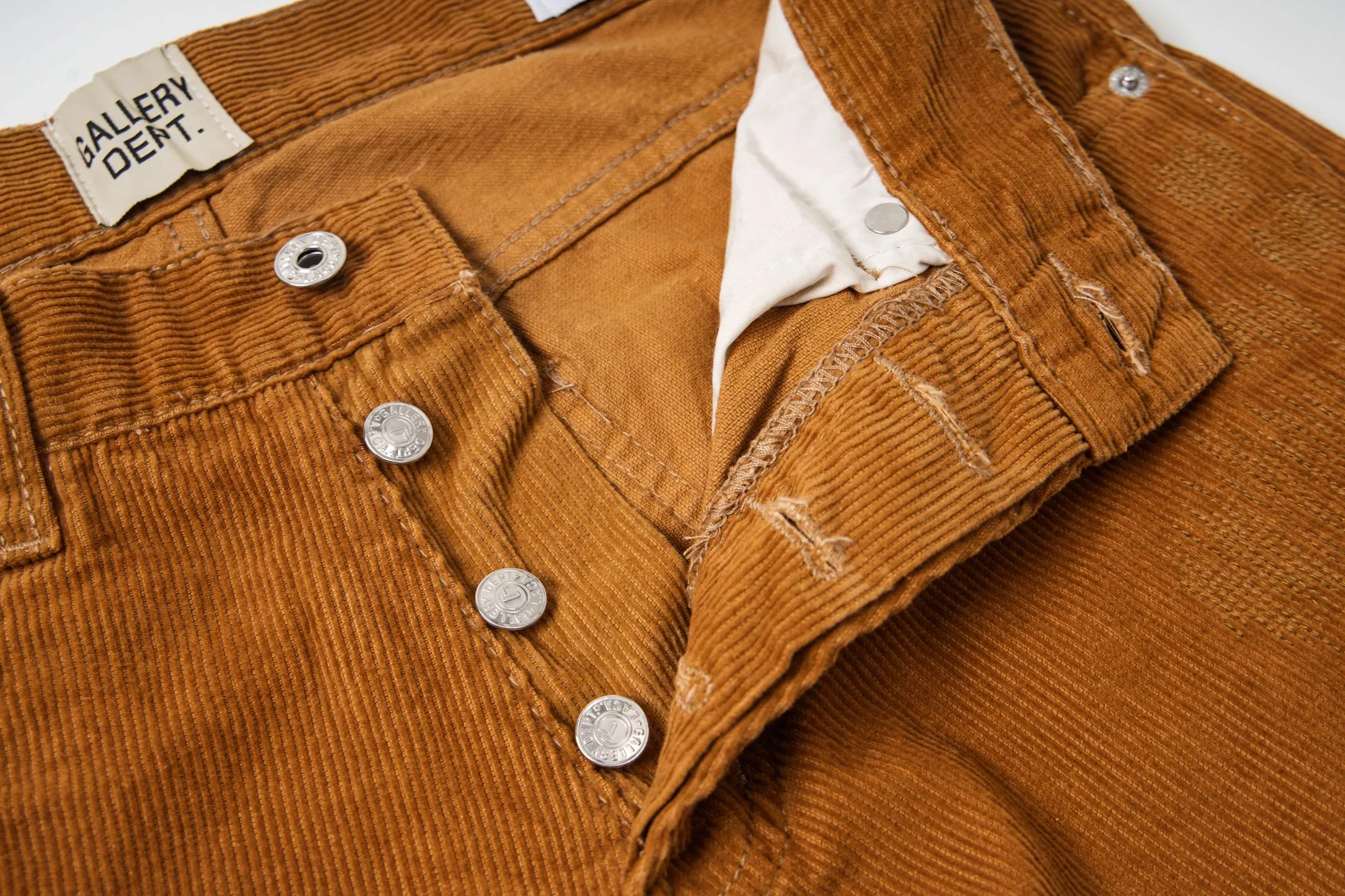 P240 Chrome Hearts Gallery 2025 corduroy spliced ​​multi-pocket couple bootcut jeans are a hot trend this season and are sought after by countless celebrities and fashionistas. The neat details of the cutting process add color to the playful fashion! The neat and meticulous design, and the well-fitting structure is unique. The upper body not only has outstanding recognition, but also looks younger and younger. A style with the ultimate wearing meaning and performance, gorgeous color matching, and the craftsmanship of this style is also extremely extraordinary. After the finished product is washed, it is disassembled and hand-made with sheepskin cross leather and then spliced ​​together to complete. The whole piece has too many craftsmanship to describe. It is decorated with patchwork cross flowers and high-waisted washed jeans! ! Absolutely high-end luxury product, a god-level single product, a super popular product, made by top heavy industry, a magic weapon that cannot be missed to hit the streets. Style number: 1847 Size: 28 30 32 34 36 Color: yellow